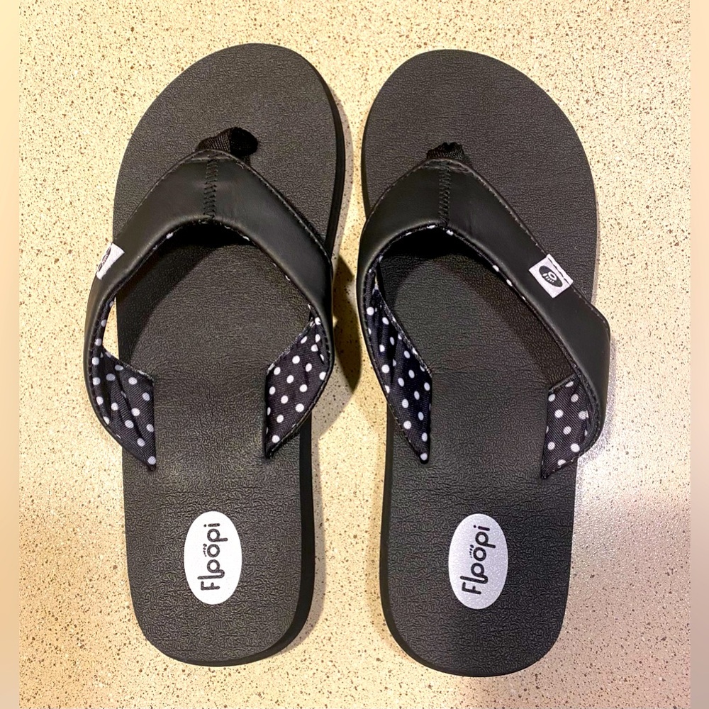 FLOOPI Black Yoga Mat Flip Flops Size 9 NWT!